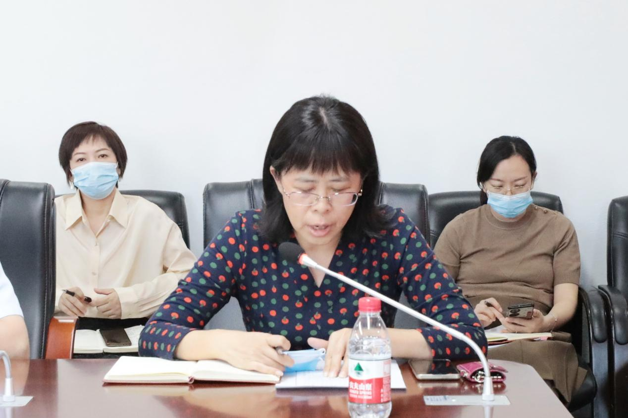 党委组织部部长覃芳作交流发言