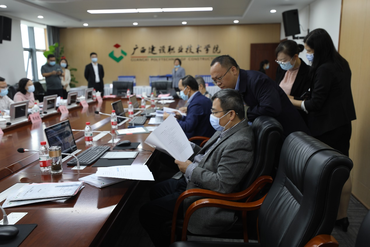 专家组专家查阅资料
