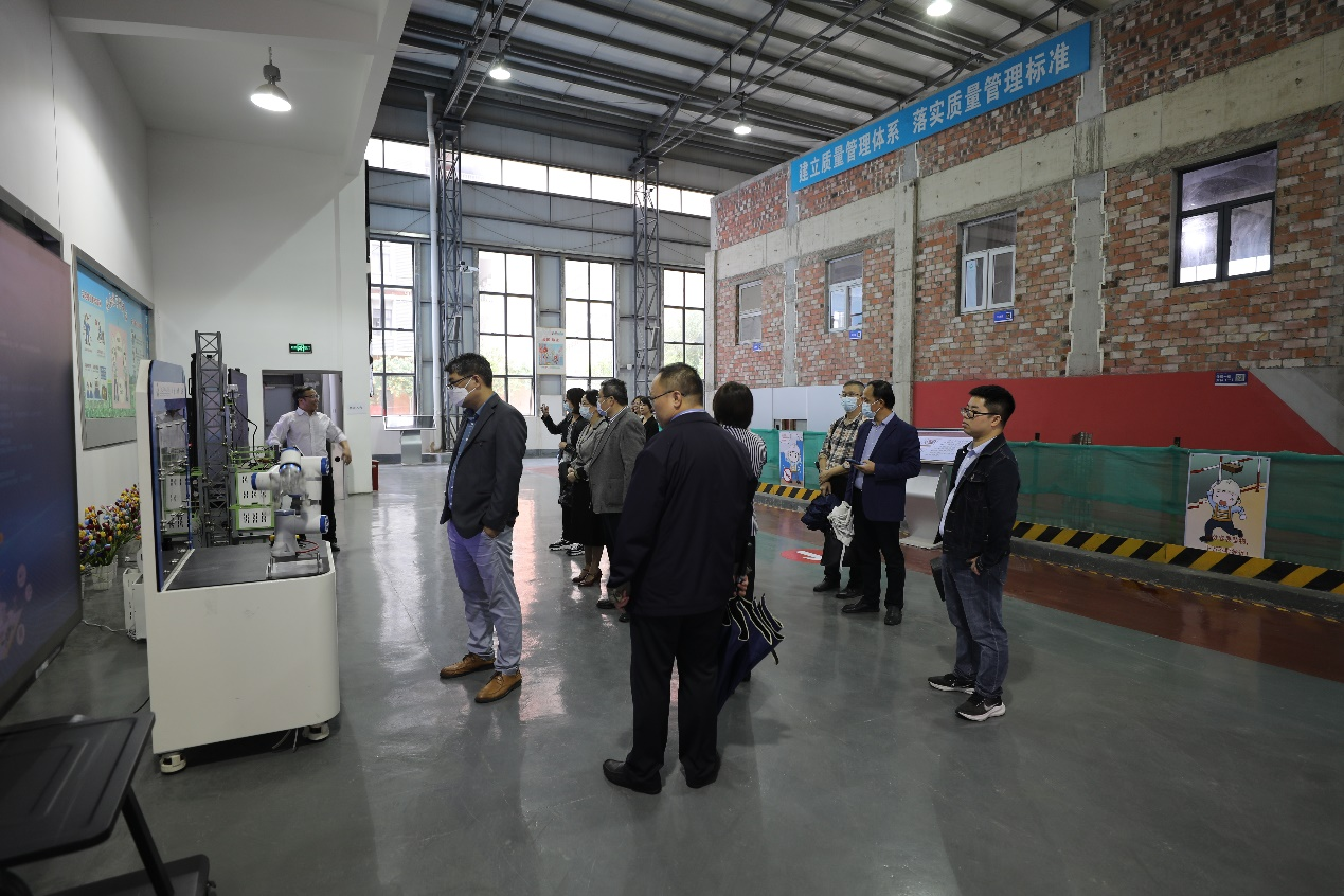 专家组专家实地考察建筑工程技术专业群实训楼