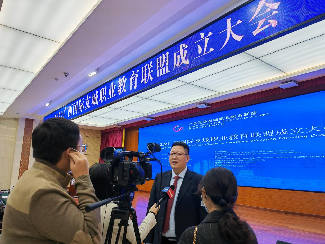 吴昆校长接受中新社、中新网、中国日报社联合采访